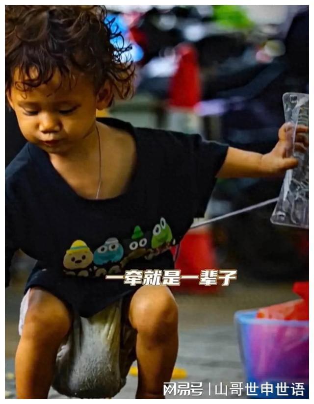 奇异果app：全网揪心深圳陌头尿不湿小孩乞讨知恋人走漏更众细节。(图1)